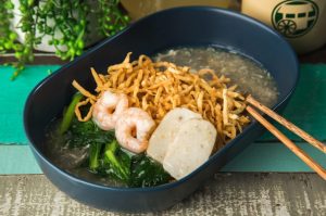 Deep fried noodle drizzle with egg gravy served together with prawn and chicken, fish cakes, and choy sum.